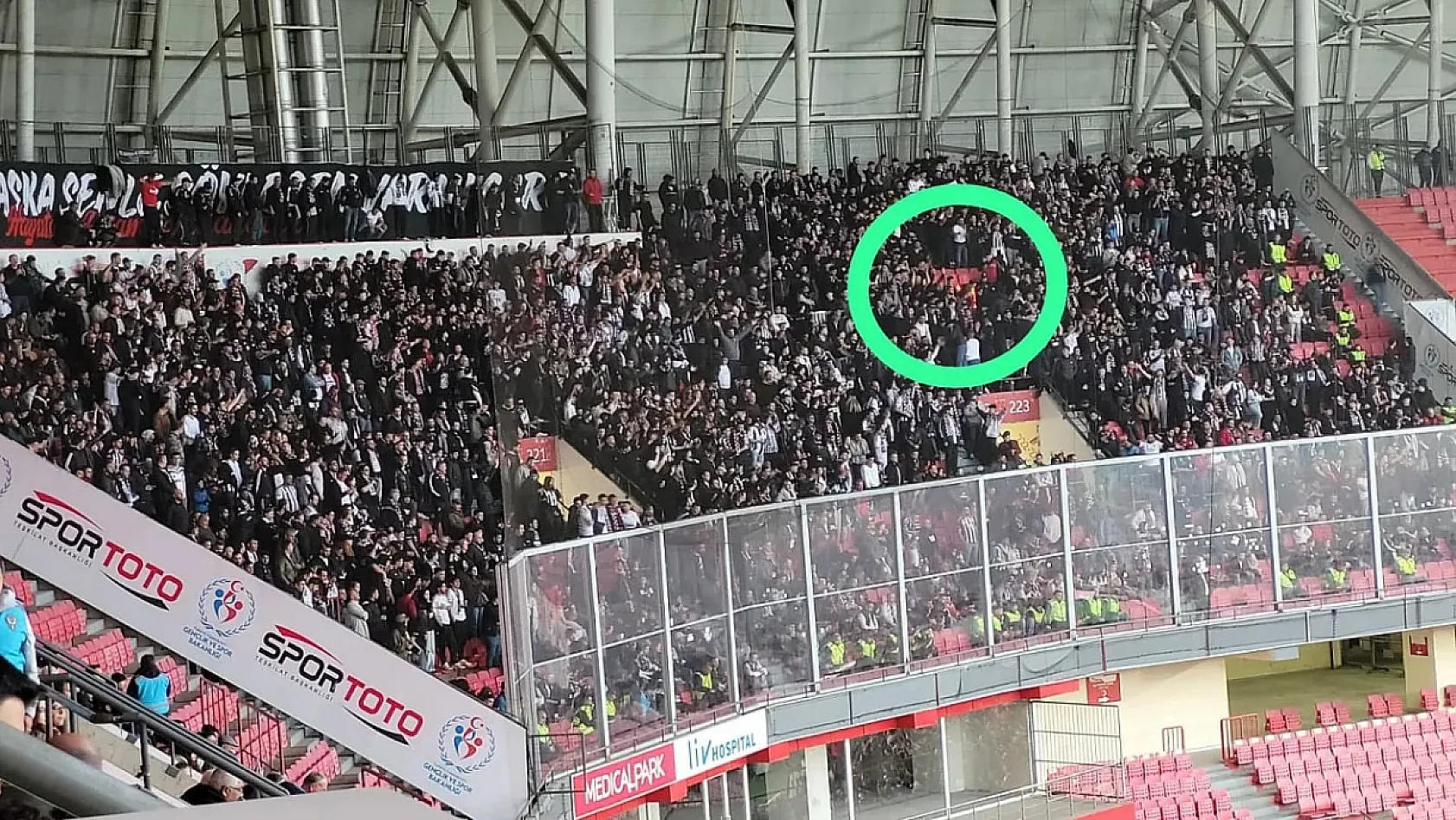 Beşiktaş'tan Samsun'da holiganlık.. Bu kez de koltuğu yaktılar!