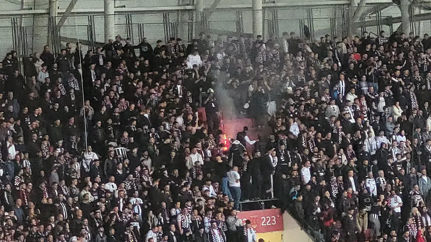 Beşiktaş'tan Samsun'da holiganlık.. Bu kez de koltuğu yaktılar!