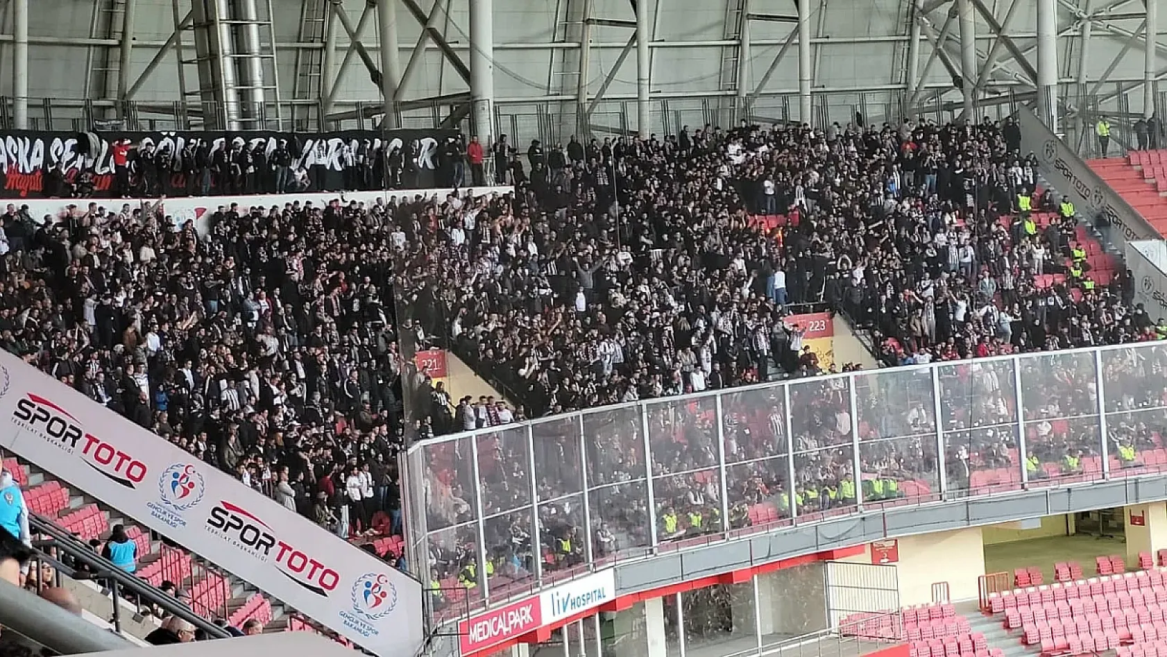 Beşiktaş'tan Samsun'da holiganlık.. Bu kez de koltuğu yaktılar!