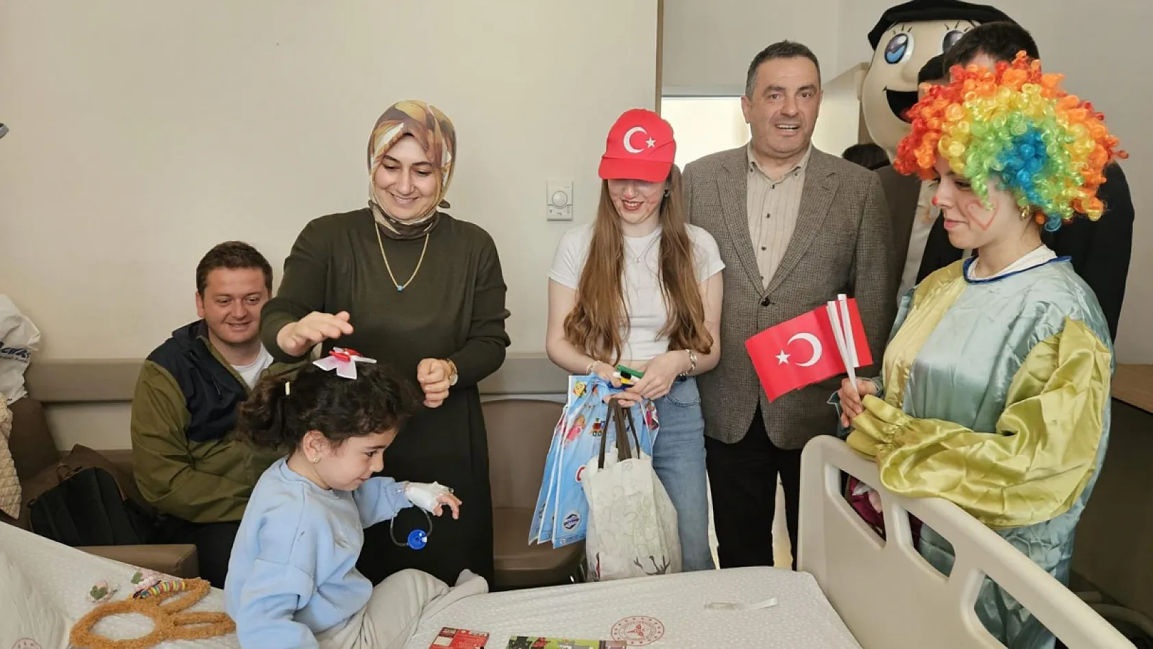 Samsun Çarşamba'da öğrenciler ve gençler minik hastaları ziyaret etti