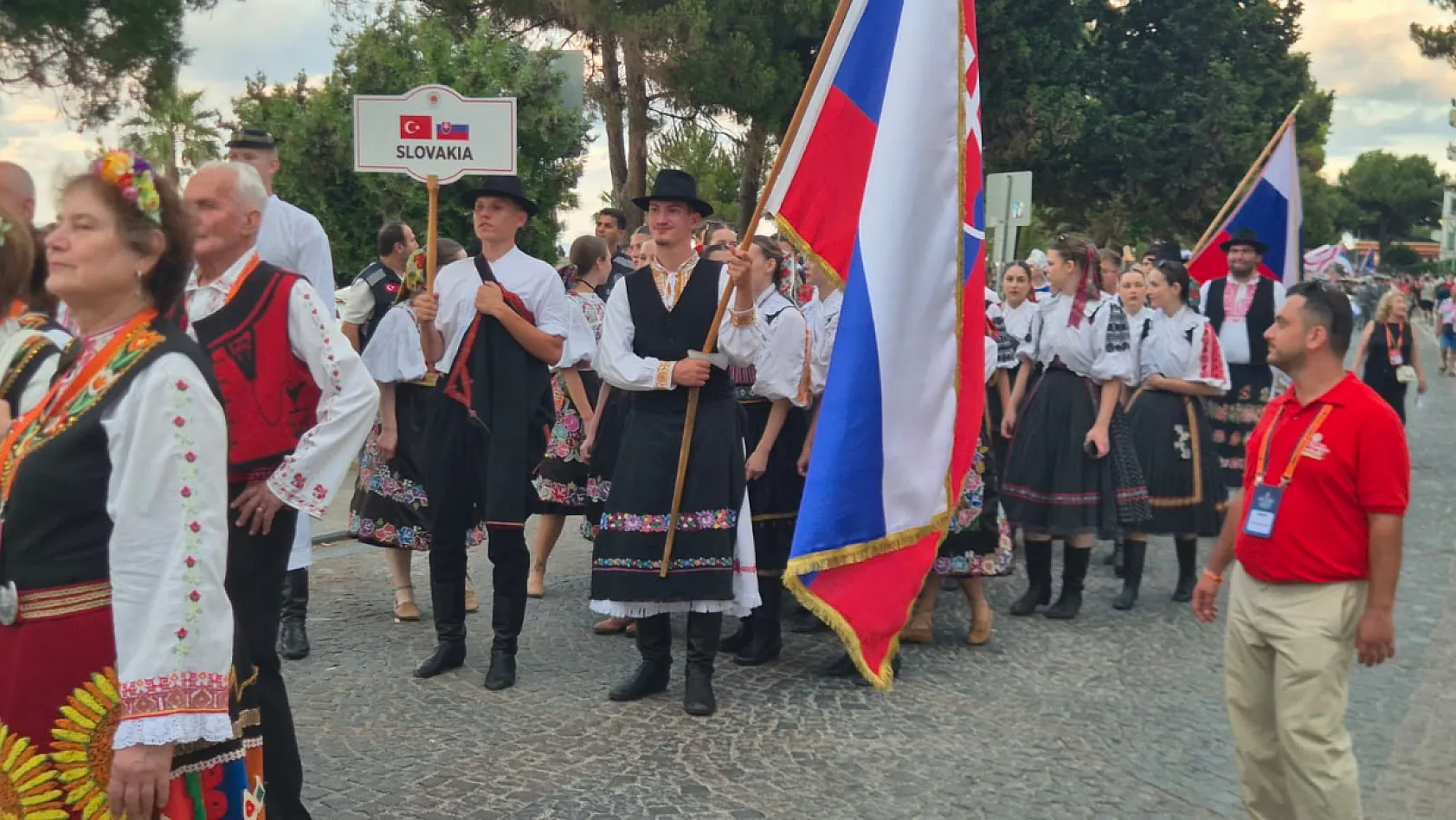 Samsun'da 36. Halk Oyunları Festivali kortej yürüyüşüyle başladı