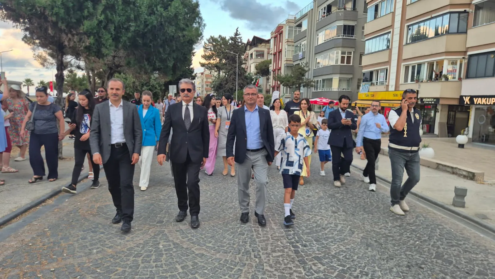 Samsun'da 36. Halk Oyunları Festivali kortej yürüyüşüyle başladı