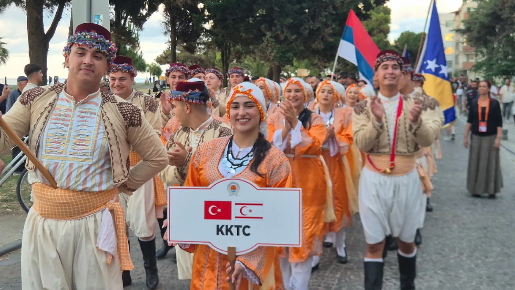 Samsun'da 36. Halk Oyunları Festivali kortej yürüyüşüyle başladı