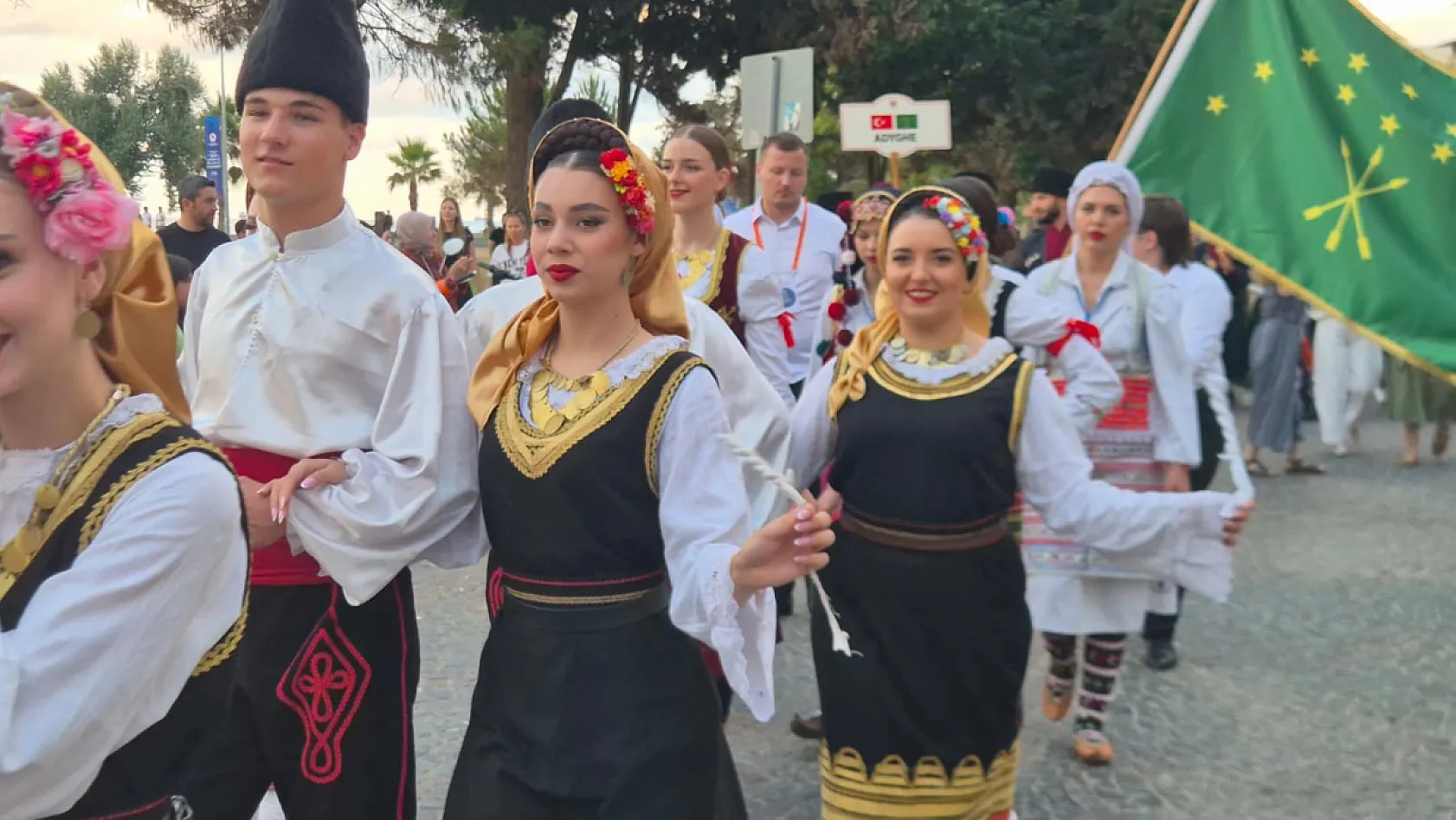 Samsun'da 36. Halk Oyunları Festivali kortej yürüyüşüyle başladı