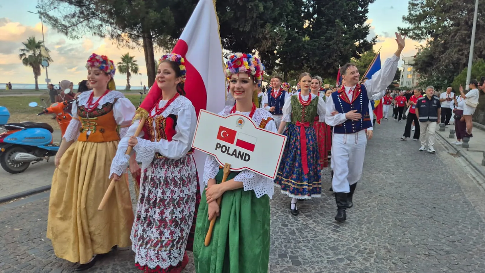 Samsun'da 36. Halk Oyunları Festivali kortej yürüyüşüyle başladı