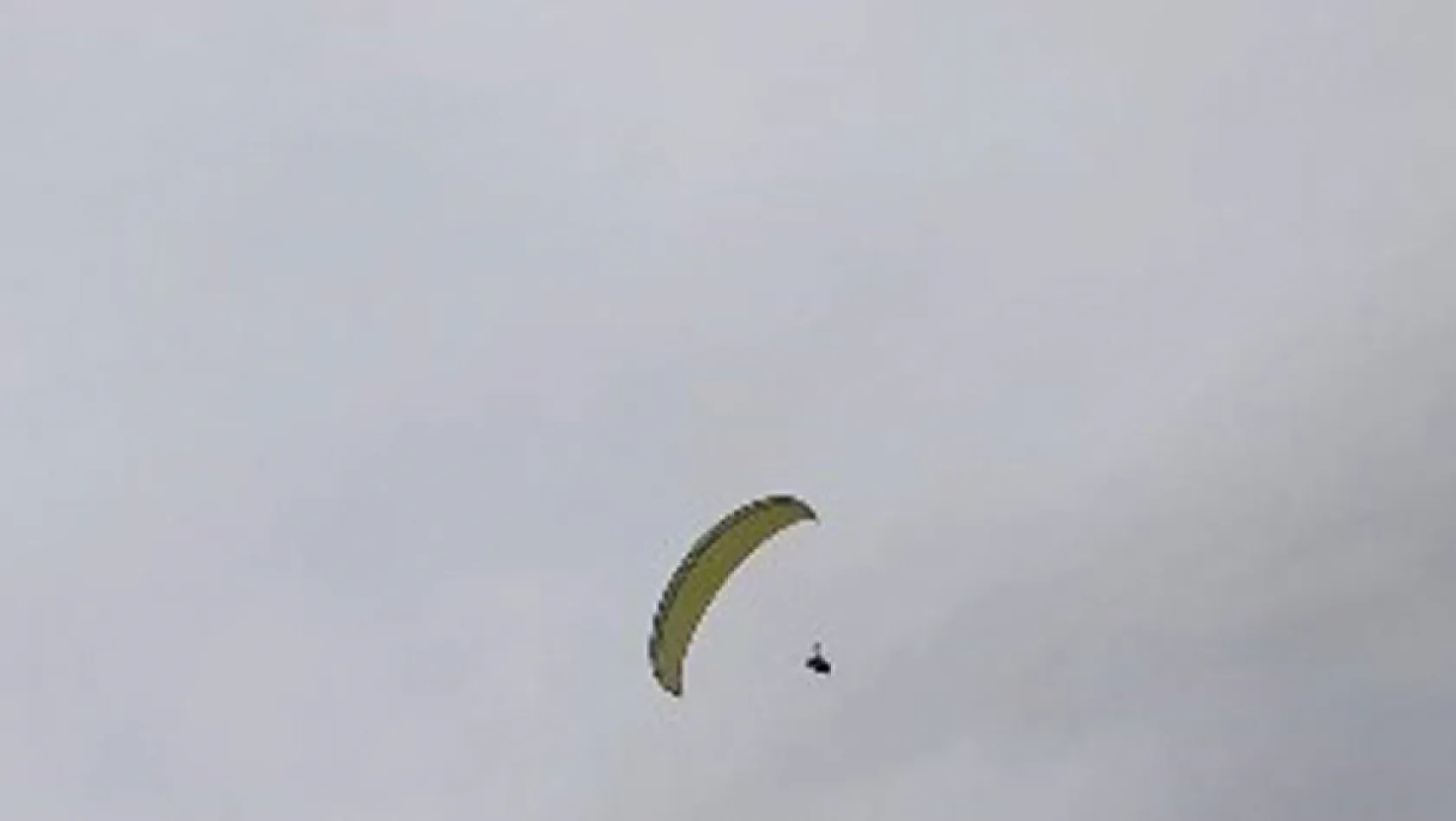Yamaç Paraşütçüsü İşçilerin Çay Davetini Havada Alıp Yerde Kabul Etti