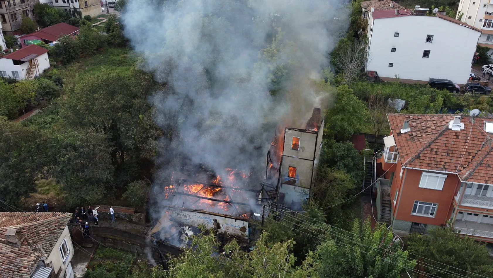 Sinop'ta tarihi ahşap bina yangında kullanılamaz hale geldi