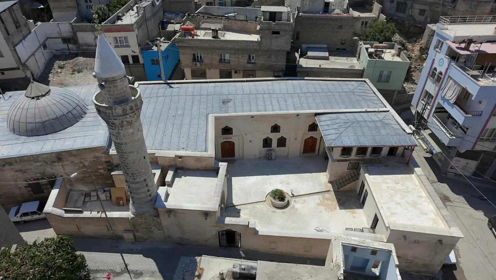 Depremde hasar gören iki tarihi cami yeniden ibadete açılıyor