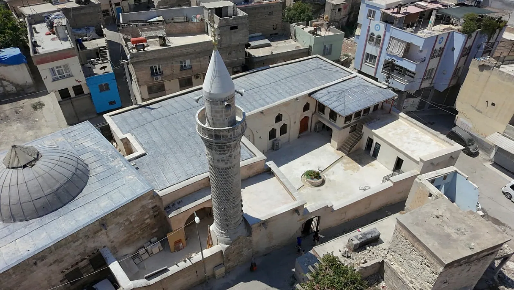 Depremde hasar gören iki tarihi cami yeniden ibadete açılıyor