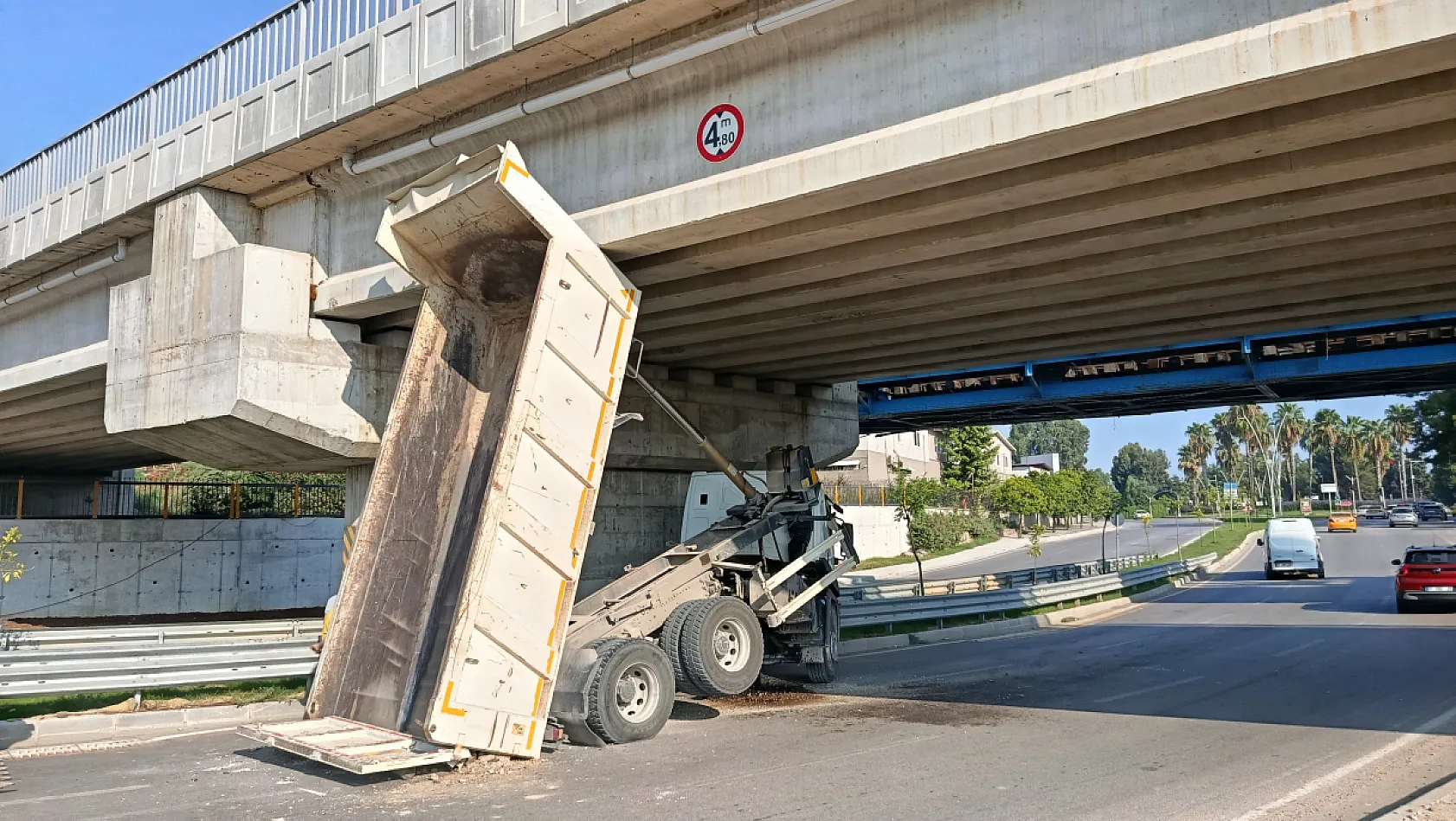 Adana'da görünmez kaza: Damperi açılan ASKİ kamyonu tren köprüsüne sıkıştı
