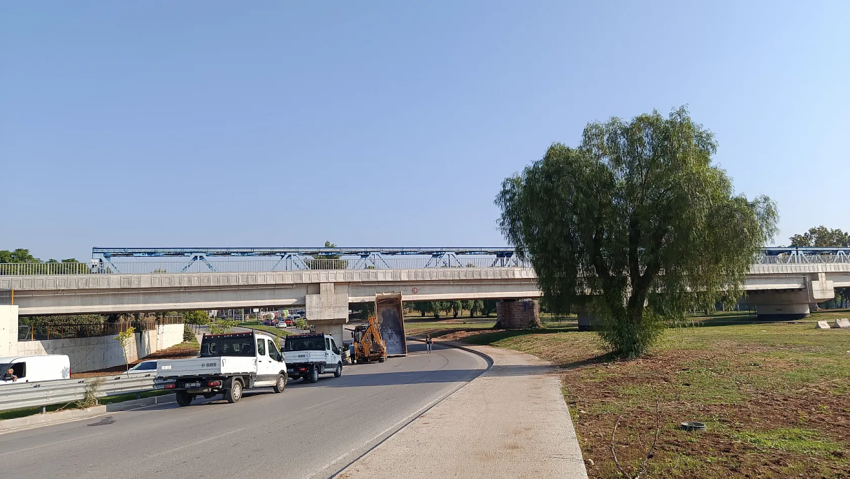 Adana'da görünmez kaza: Damperi açılan ASKİ kamyonu tren köprüsüne sıkıştı