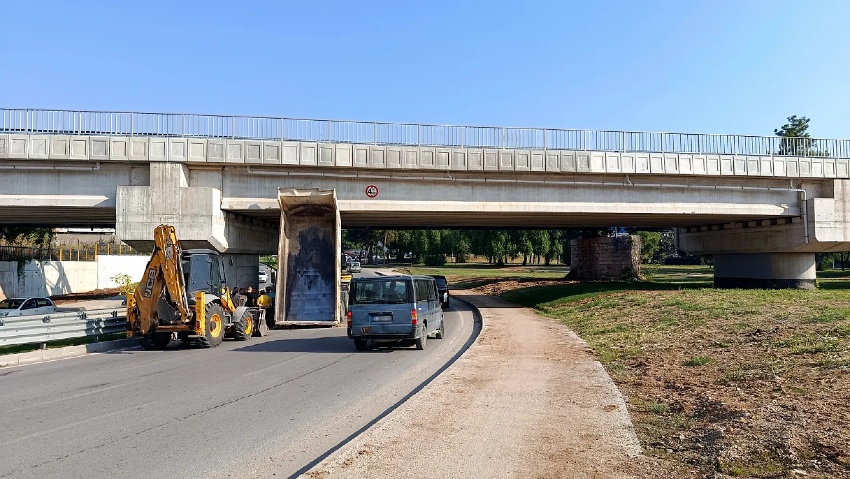 Adana'da görünmez kaza: Damperi açılan ASKİ kamyonu tren köprüsüne sıkıştı