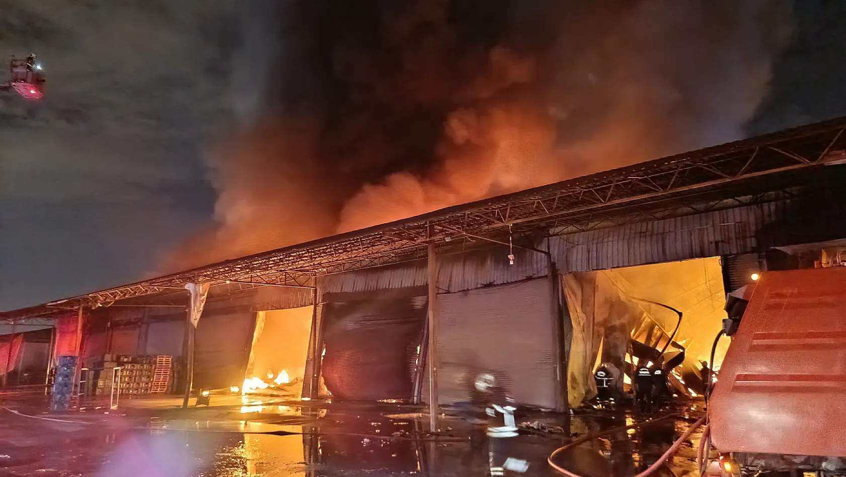 Adana'da meyve-sebze halinde büyük yangın: 22 iş yeri küle döndü