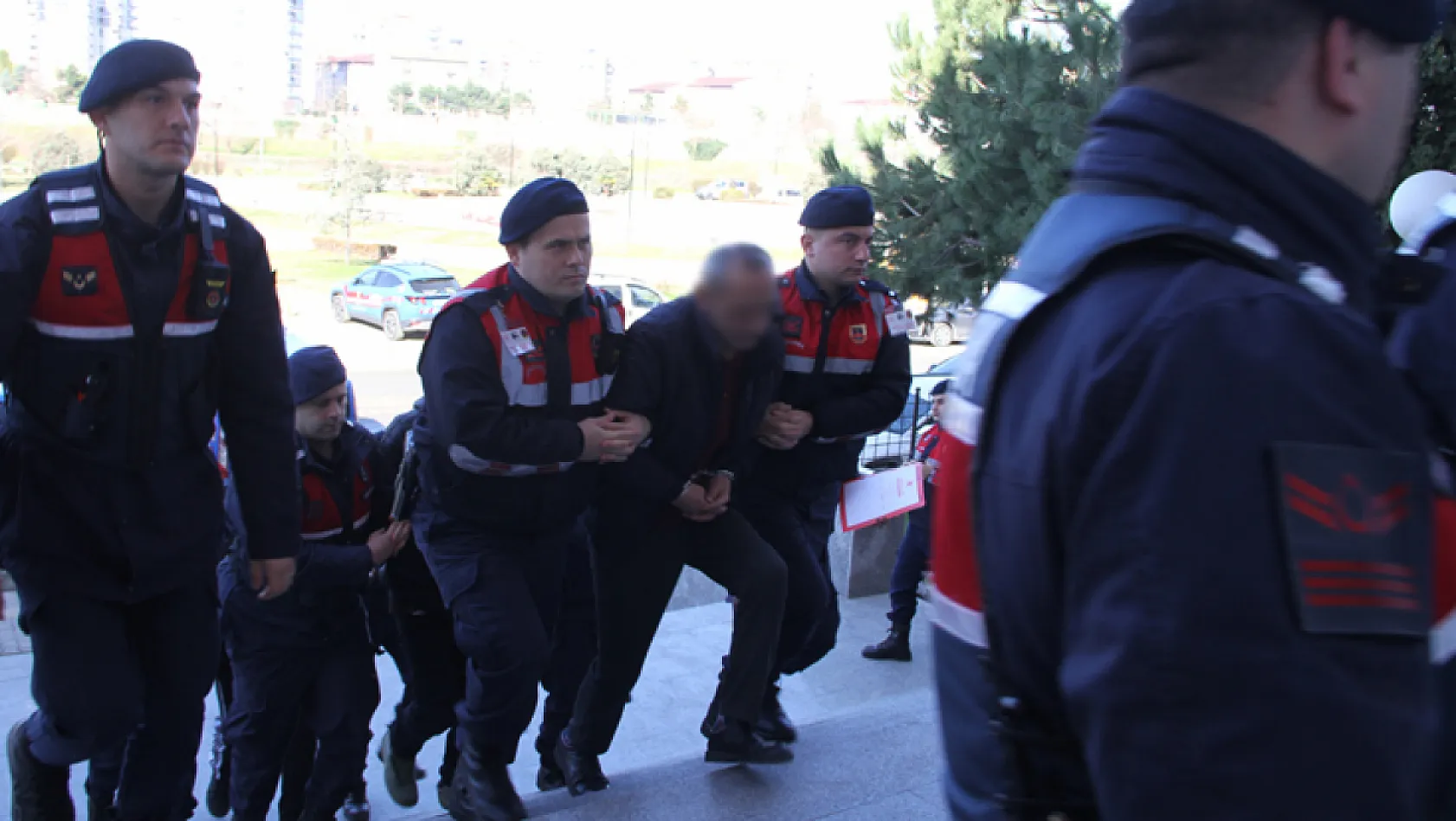 Uyuşturucu operasyonunda 15 kişi adliyede