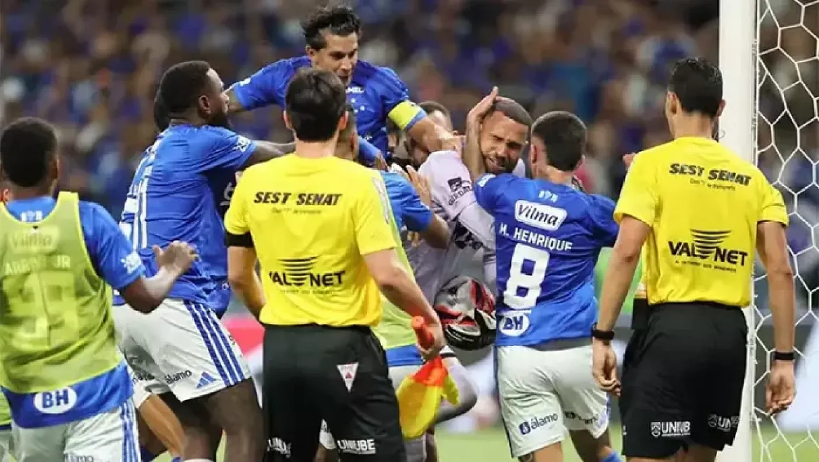 Futbol değil boks konuşuldu! 23 kırmızı kartla tarihe geçti