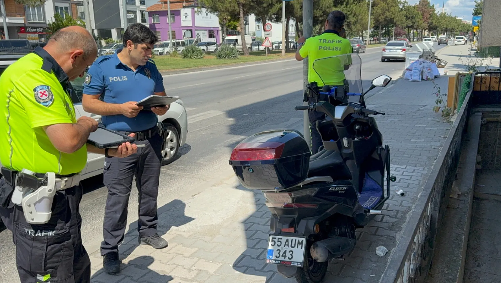 Samsun'da motosiklet devrildi: 2 yaralı