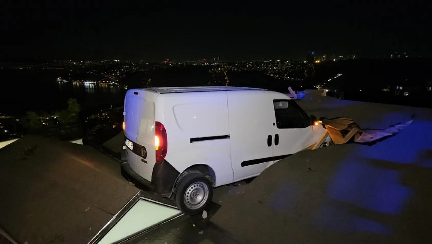 Sarıyer'de akılalmaz kaza! Yokuşta kayan araç evin çatısına uçtu