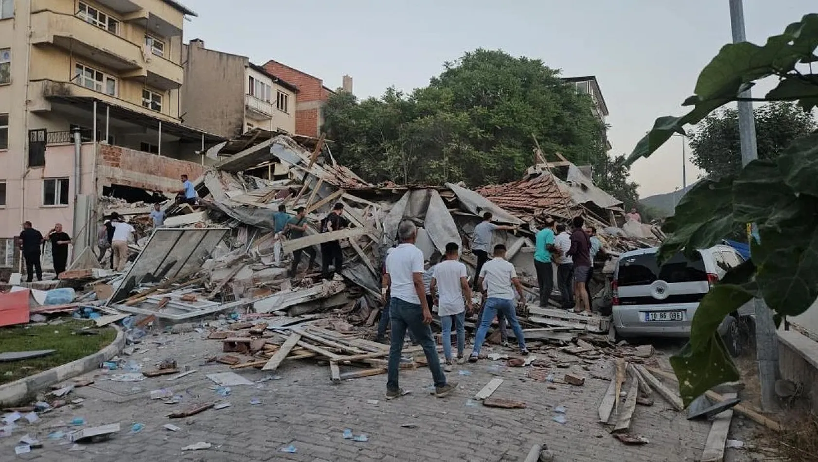 Sındırgı Belediye Başkanı Serkan Sak: 10 binada yıkım meydana geldi