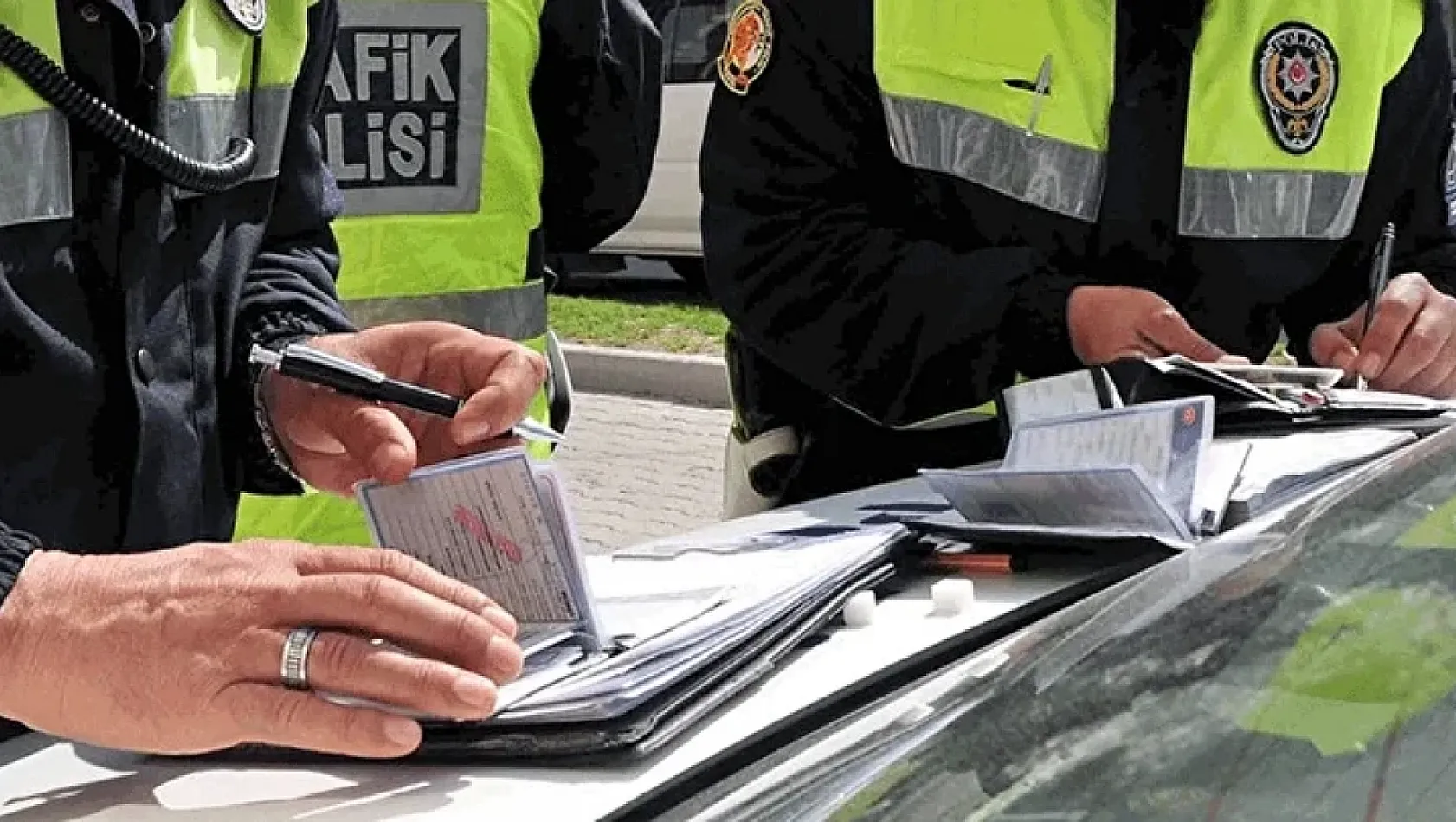 Sürücülerin Dikkatine! 1 Nisan'da başlıyor... APP Plaka ve Ekran taktıranlar dikkat!