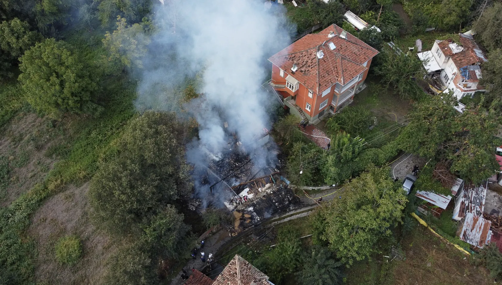 Sinop'ta tarihi ahşap bina yangında kullanılamaz hale geldi