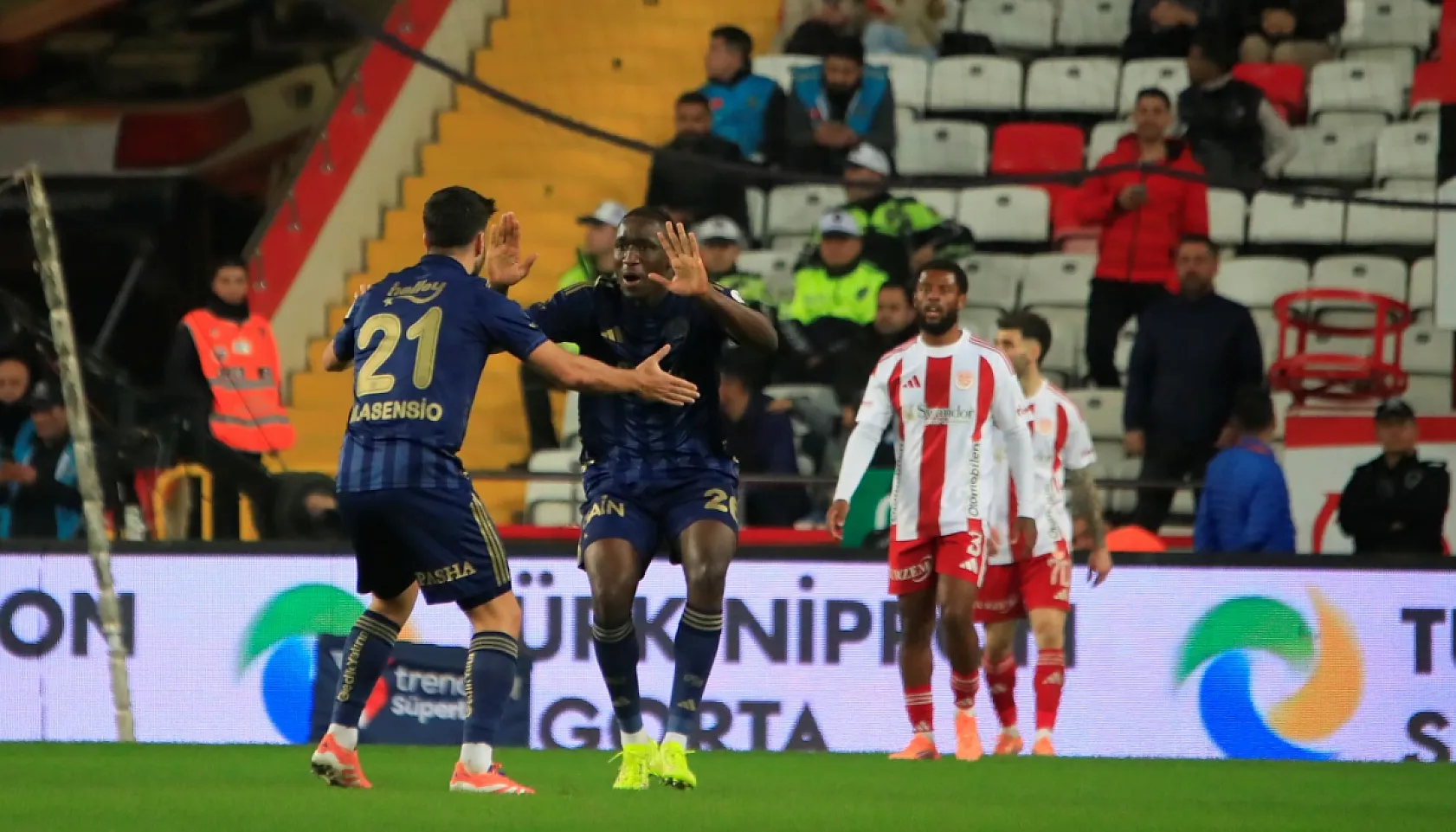 Fenerbahçe zirve yarışından kopuyor! Antalyaspor : 2 - Fenerbahçe : 2