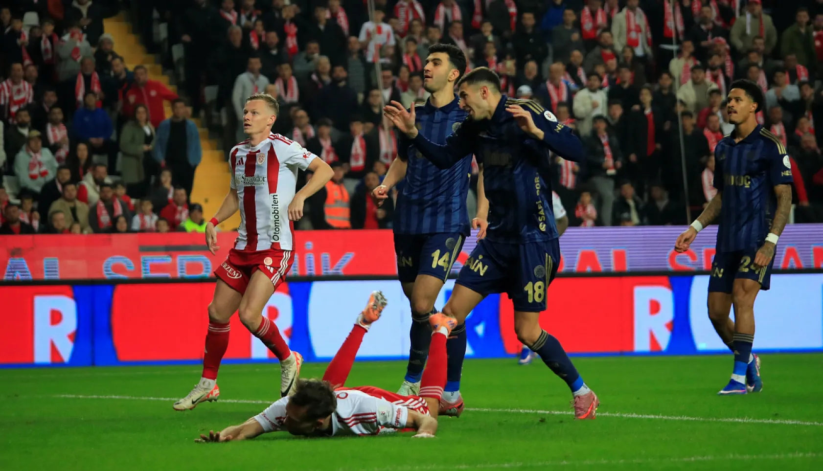 Fenerbahçe zirve yarışından kopuyor! Antalyaspor : 2 - Fenerbahçe : 2