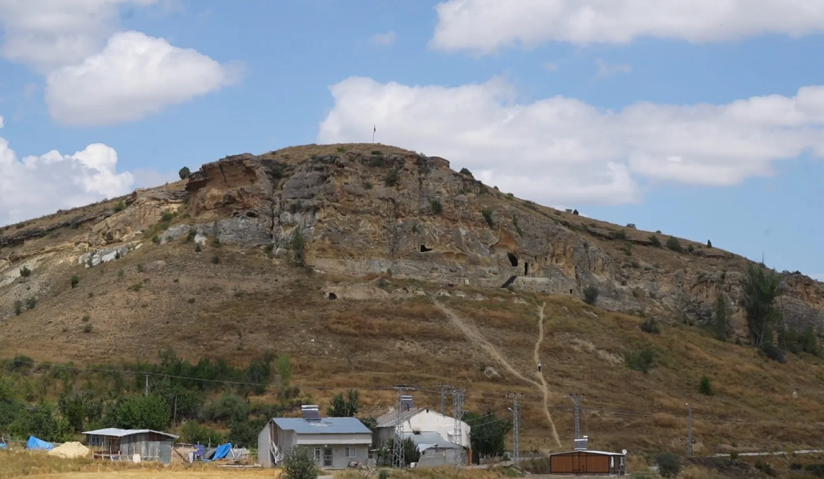 Gümüşhane'nin kayalara oyulan tarihi manastırı ilgi bekliyor