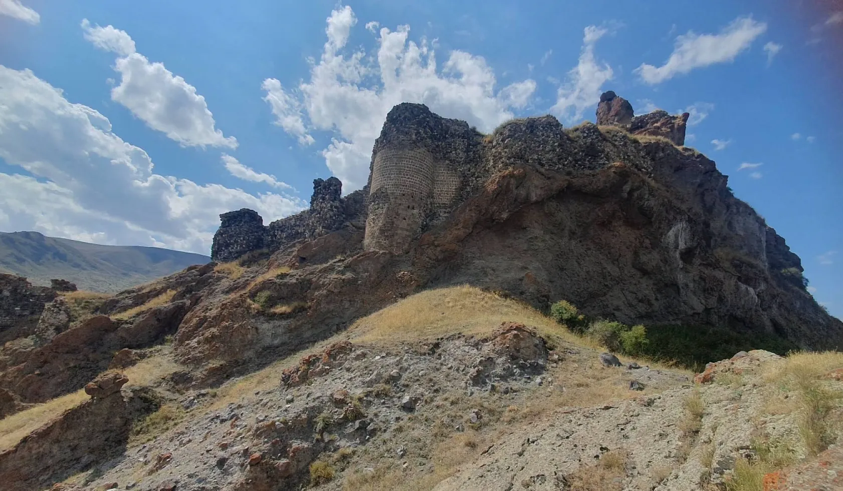 Dede Korkut'un Avnik Kalesi turizme hazırlanıyor