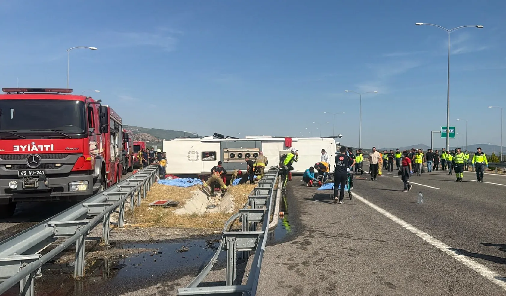 Manisa'da yolcu otobüsü ile tır çarpıştı: 11 ölü, 37 yaralı