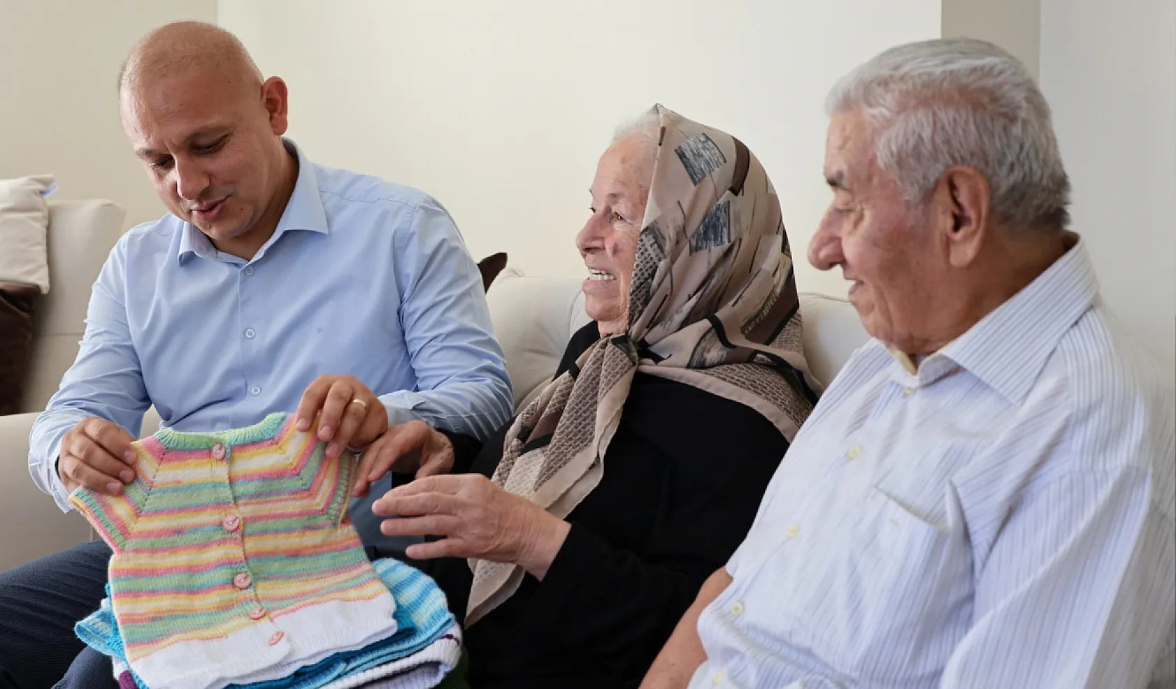 Rüyasının ardından 58 yıldır ihtiyaç sahipleri için örüyor