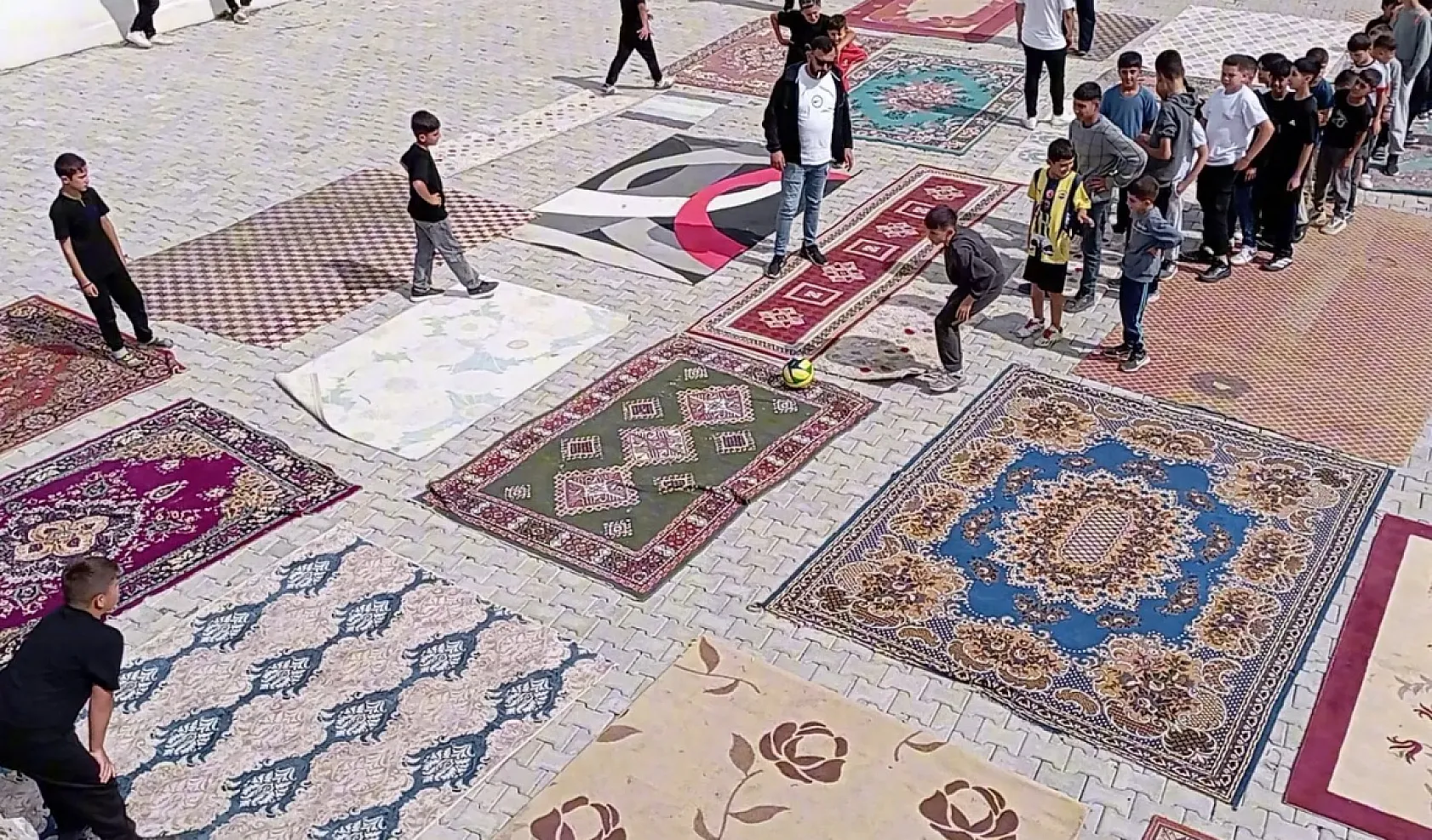 Çocuklar evlerden halı topladı, futbol sahası yaptı