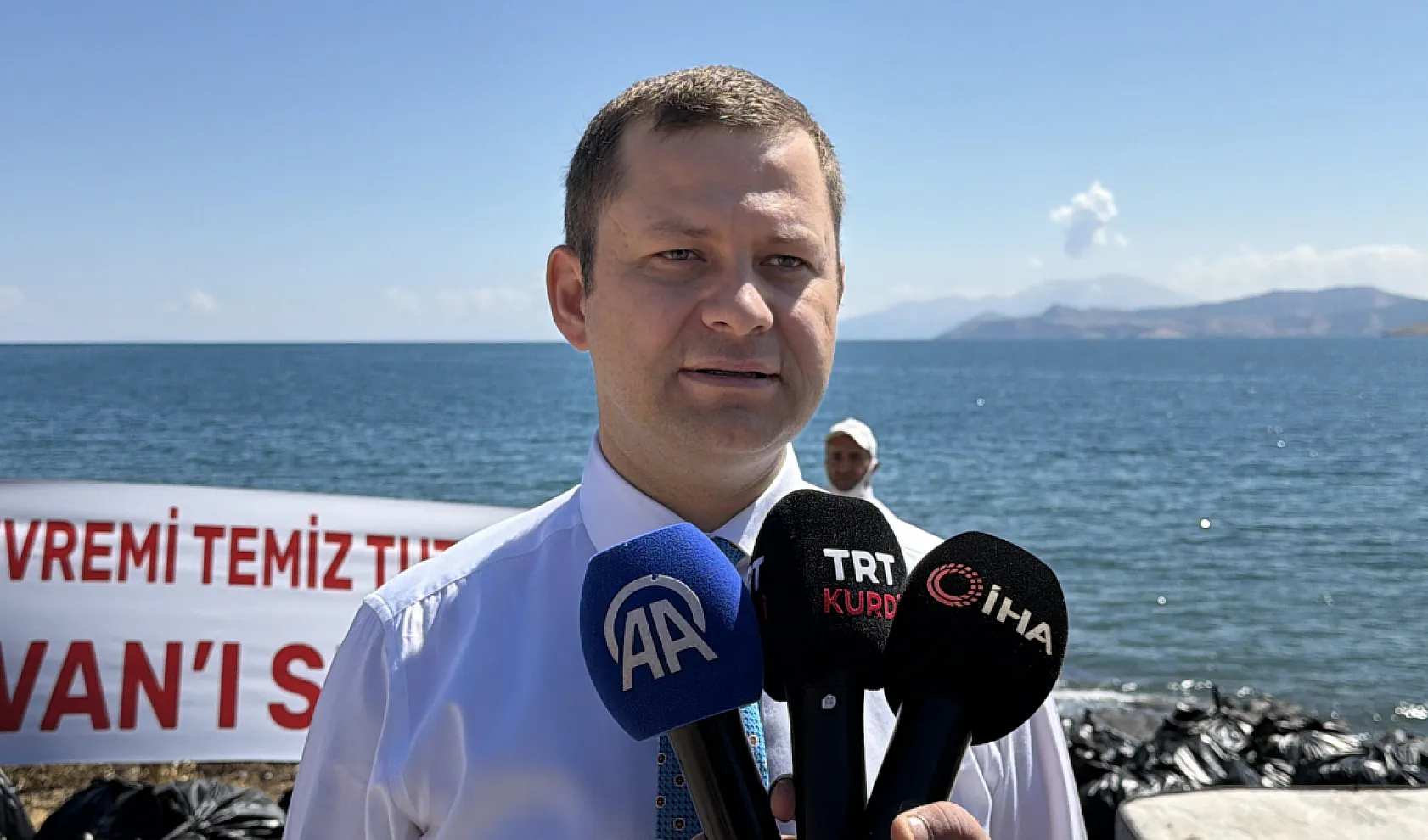 Van Gölü kıyısında 4 ton çöp toplandı
