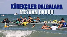 Deniz küreği şampiyonasında sporcular dalgalarla mücadele etti