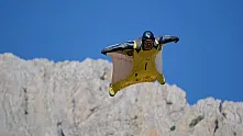 Karanlık kanyon'da nefes kesen wingsuit gösterisi