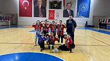 Küçük kızlar futsal'da şampiyon Atatürk Ortaokulu