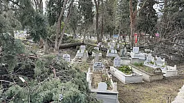 Alaçam'da fırtına mezarlıkta hasara yol açtı