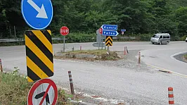 Kavşaktaki 29 Tabela Sürücülerin Kafasını Karıştırıyor