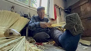 60 Yıllık Süpürge Ustası Mesleğinin Geleceğinden Umutsuz: 'Bizden Sonra Bitecek'