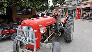 Ali Dede 69 yıllık traktöründen vazgeçmiyor