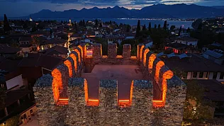 Antalya'nın simge yapısı Üçkapılar gece de ışıldayacak