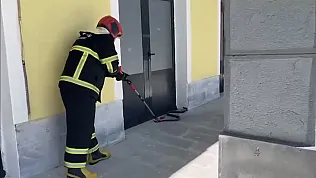 Bi̇tli̇s'te TCDD bi̇nasinda yılan yakalandı