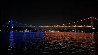 Boğaz'da farkındalık ışıkları: FSM Köprüsü omurilik felçlileri için renklendi