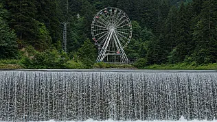 Doğu Karadeniz'in en büyük dönme dolabı Uzungöl'de yoğun ilgi görüyor