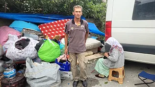 Eşyalarını otoparka taşıyan aile yeni evine yerleştirildi