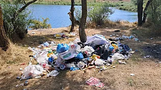 Gölet kıyısı çöplüğe döndü, duyarlı balıkçılar temizledi
