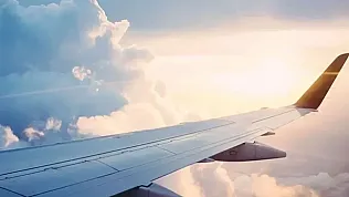 İniş yapan yolcu uçağının lastiği patladı