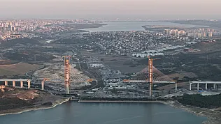 Kanal İstanbul'da dev operasyon: 250 tonluk tabliye havaya kaldırılıyor