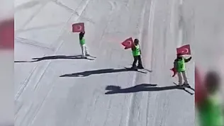 Ladik'te öğrenciler bayraklarla kayak yaptı