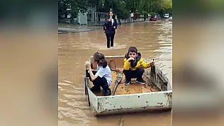 Nehir taştı, mahalle Venedik'e döndü