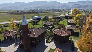 Odun olmaktan son anda kurtarılan 300 yıllık cami